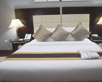 GrandBee Suites - Lagos - Schlafzimmer