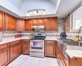 Cozy Wisconsin Escape with Deck, Grill and Fire Pit! - Pleasant Prairie - Kitchen