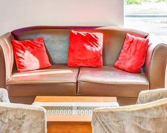 The Hotel Rafiya, Redditch - Redditch - Lounge