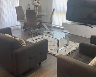 Luxury one Bedroom flat 5 mins to the station - London - Living room