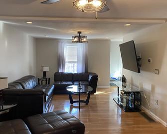 Home away from home-7 mins from Downtown - Manchester - Living room