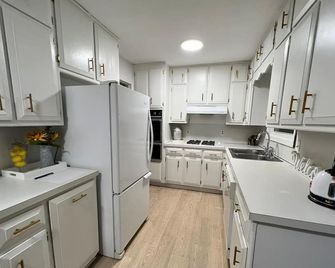 Luxe relaxing 2 bedroom townhouse with parking - Lilburn - Kitchen