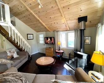 'Take It Easy' cottage w/ Hot Tub & Finnish Sauna - Washago - Living room