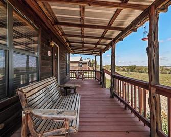 Enchanted Rockview Cabins - Fredericksburg - Balcón