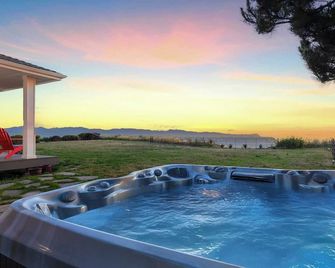 Seacliff Haven Waterfront Luxury, Stunning Views, Hot Tub & Game Room - Coupeville - Pool