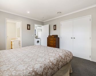 Sunrise Getaway - Rotorua Holiday Home - Rotorua - Bedroom