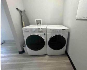 Private/ Pet-friendly Themed Suite with Kitchenette! Fast Wi-Fi, Central - Lethbridge - Wäscheservice
