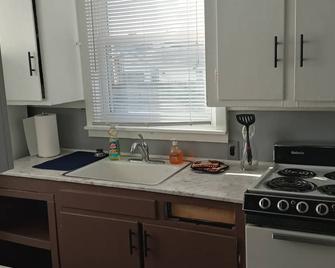 Cozy 2 Bedrooms Home- convenient location. - Cedar Rapids - Kitchen