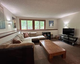Split-Level Simplicity in Shakopee - a simple home away from home. - Shakopee - Living room
