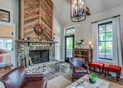 Sugar Shack - Luxury Farmhouse Style Cottage in the heart of Downtown Franklin - Franklin - Wohnzimmer