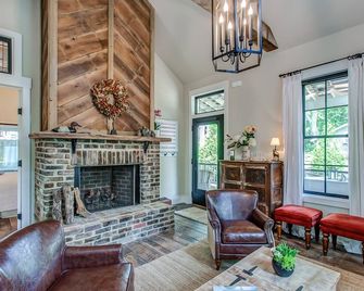 Sugar Shack - Luxury Farmhouse Style Cottage in the heart of Downtown Franklin - Franklin - Living room