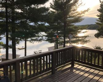 Crystal clear lake with a private beach and gorgeous views - Wautoma - Balcón