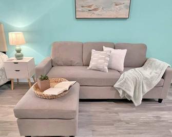 The Sandpiper Adventure And Fun Vacation Near Bch - Fort Walton Beach - Living room