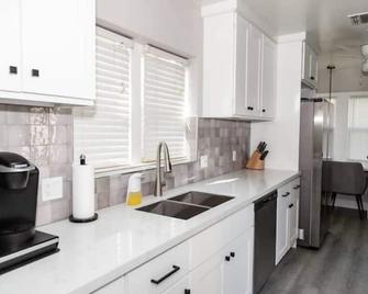 Modern and Relaxing Home - Bakersfield - Cuisine