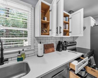 New Owners! Downtown Corner Cottage-Pet - Southern Pines - Kitchen