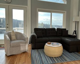 Down the Lake @ Heron's Cove - Lakefront Rental Home near Winery/Trails/Casinos - North Stonington - Sala de estar