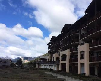 Résidence Plein Soleil - Joli studio sur les hauteurs de la station avec superbe vue - Parking MAE-0411 - Montgenèvre - Edificio