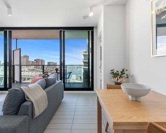 Chic 1-Bed with Harbour Views & Pool by Tram Line - Melbourne - Soggiorno