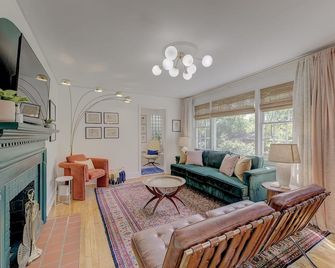 Dazzling Downtown Deco 2 Bd 1 Ba Home - Columbia - Living room