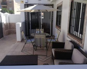 2 bedroom newly renovated bungalow close to bars restaurants - Los Alcázares - Balkon