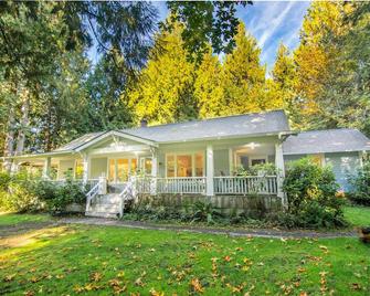 Spacious Inn: 3 Suites (each with bthrm), Living & Dining Rm, Kitchen, Hottub - Ashford - Budova