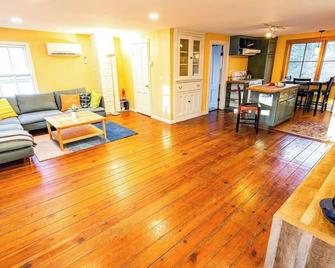 Retreat with Sauna in Historic Stone Ridge - Stone Ridge - Living room