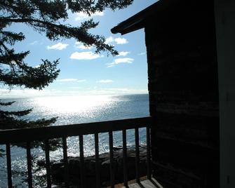 Incredible Hand-Hewn Square Log Cabin on the North Shore of Lake Superior. - Tofte - Balkon