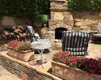 Yosemite Estate: Pool, Hot tub, Outdoor Fireplace, Tennis and Basketball court - Mariposa - Innenhof