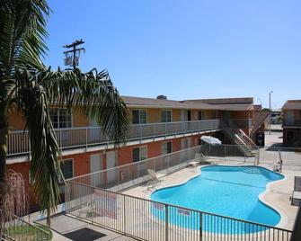 Chateau Inn & Suites - Downey - Zwembad