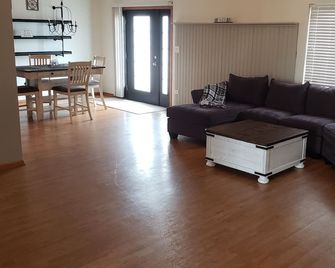 Spacious 4 bedroom3 bathroom home Great for Families or Co-workers sharing space - Bourbonnais - Living room
