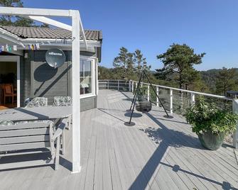 3 Bedroom Nice Home In Lyngdal - Lyngdal - Balcón