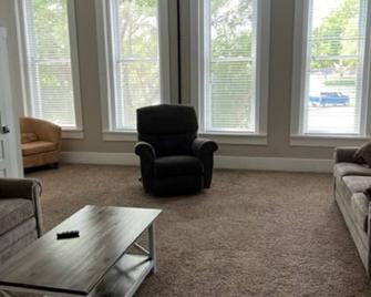 Harv's Uptown Retreat on World's Largest Square - Centerville - Wohnzimmer