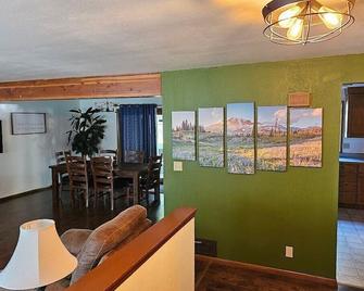 Packwood Big House : River view, AC, Wi-Fi, Covered Patio, Bar and Game Room! - Packwood