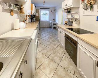 Nice Home In Lidzbark Warminski - Lidzbark Warmiński - Kitchen