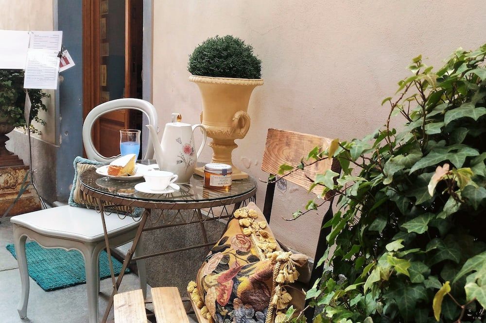 Casa Dellatorre - אלבה - פטיו