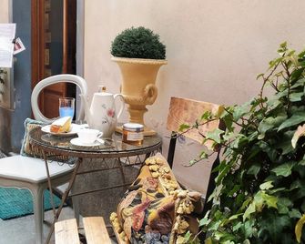 كاسا ديلاتوري - ألبا - شرفة مرصوفة