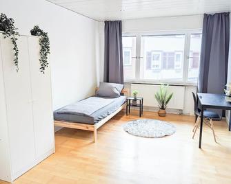 Alfa Apartment Eßlingen City Altstadt Nahe Stuttgart Messe I 3 Zimmer 4 Betten I Bad I Küche L Wifi & Smarttv I 3br 4beds I Bathroom I Kitchen - Esslingen am Neckar - Schlafzimmer
