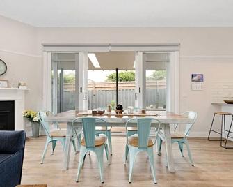 Inspired Hamptons by the Beach - Mornington - Comedor