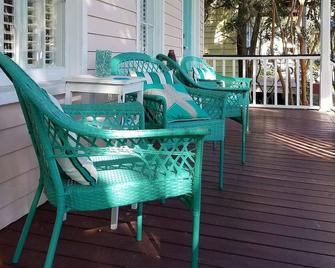 Just 2 mi. to Parris Island & Beaufort, Walk to Beach & Shops - Sleeps 6 - Wi-FI - Port Royal - Balcón