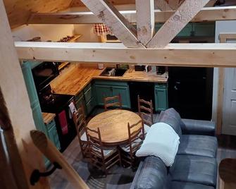 Cozy New Cabin with all modern conveniences surrounded by woods and wildlife.. - Camden - Bedroom