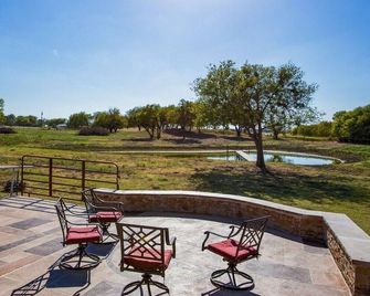 Nirvana Retreat Gated with Pool and Gazebo - Sherman - Innenhof