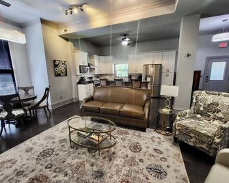 Large two floor 4-bedroom 2.5 bath apartment w AC, WiFi in downtown Glasgow KY - Glasgow - Living room
