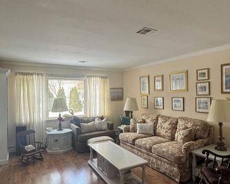 Cozy Ranch House in the Metedeconk section of Brick - Brick - Living room