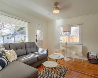 Vintage Tiny House Cute 1bdrm Big Appeal - Colorado Springs - Sala de estar