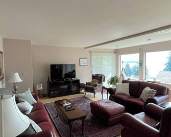 Sunshine Coast water view family home, steps to beach, 5 minute drive to Gibsons - Gibsons - Living room