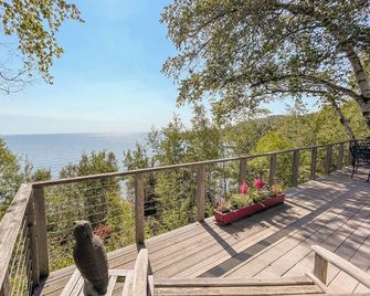Thorson's Landing - Lake Superior - Silver Bay, MN - Cascade Vacation Rentals - Silver Bay - Balcony