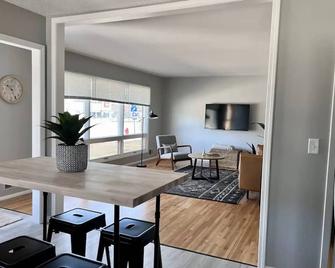 Minneapolis / Edina Duplex - Entire home in Edina, Minnesota, United States - Edina - Dining room