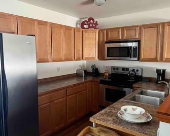 Charming and Cozy Little Farmhouse - Buckley - Cocina