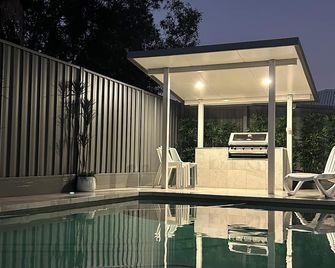 Modern newly renovated home with pool! - Brighton - Pool