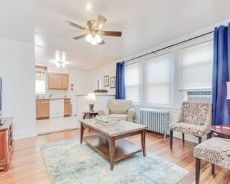 World Cup 2026 Retreat Near Venues - Bryn Mawr - Living room